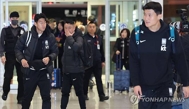 공항 도착한 손흥민-김민재 (영종도=연합뉴스) 김도훈 기자 = 축구대표팀 손흥민과 김민재가 19일 오전 인천국제공항 제2터미널에 도착해 출국장에 들어서고 있다.
    대표팀은 21일 중국 선전에서 중국대표팀과 2026 북중미 월드컵 아시아지역 2차예선을 치른다. 2023.11.19 superdoo82@yna.co.kr