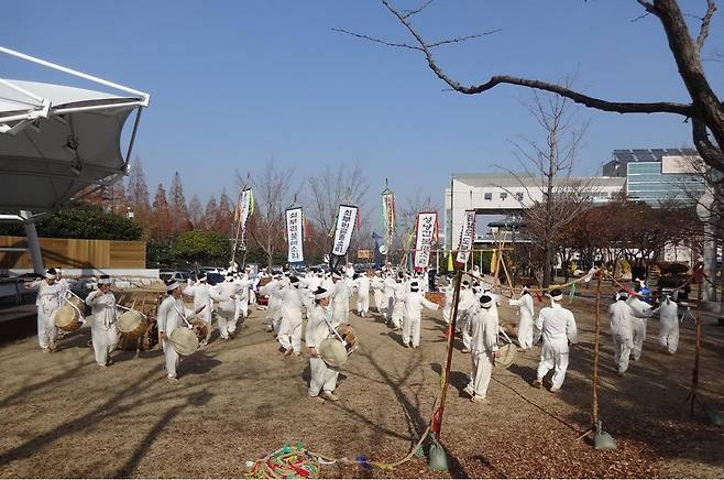 풀무꾼 불렀던 '울산쇠부리소리', 시 문화재 지정 예고 (서울=연합뉴스) 울산시가 쇠를 다루는 작업을 할 때 불렀던 노동요인 '울산쇠부리소리'를 시 무형문화재로 18일 지정 예고했다.
    울산쇠부리소리는 산중에서 힘든 일을 하는 풀무꾼의 애환과 소망이 담겨 있으며, 특히 우리나라에서 유일하게 풍철(豊鐵)을 기원하는 노동요로 평가받는다. 울산쇠부리소리 부르는 사람들. 2019.7.18 [울산시 제공. 재판매 및 DB 금지] photo@yna.co.kr