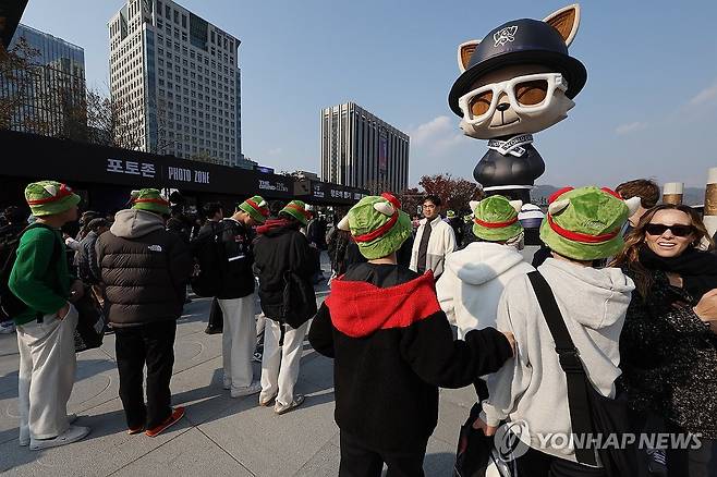 광화문광장에서 열린 월즈팬페스트 (서울=연합뉴스) 서명곤 기자 = 19일 오후 서울 광화문광장에서 '월즈 팬 페스트 2023' 행사를 찾은 시민들이 다양한 체험을 즐기고 있다. 2023.11.19 seephoto@yna.co.kr