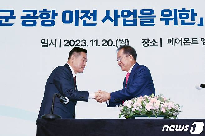 홍준표 대구시장(오른쪽)과 신원식 국방부 장관이 20일 오전 서울 영등포구 여의도 페어몬트 앰배서더 호텔에서 열린 '대구경북신공항 투자설명회'에서 대구 군공항 이전 사업 합의각서 체결 뒤 악수를 하고 있다. 2023.11.20/뉴스1 ⓒ News1 민경석 기자