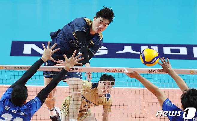 우리카드 김지한이 9일 오후 서울 중구 장충체육관에서 열린 2023-2024 도드람 V-리그 남자부 2라운드 우리카드와 한국전력의 경기에서 공격하고 있다. 2023.11.9/뉴스1 ⓒ News1 김민지 기자