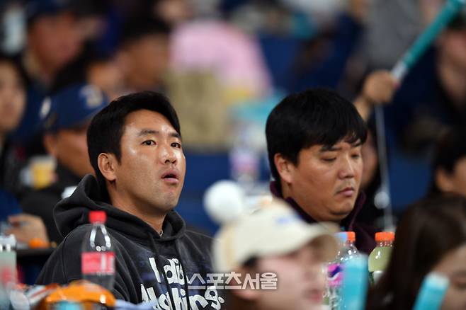 롯데 전준우가 2일 창원NC파크에서 열린 2023 프로야구 KT위즈와 NC다이노스의 플레이오프 3차전을 찾아 관람하고 있다. 강영조기자 kanjo@sportsseoul.com