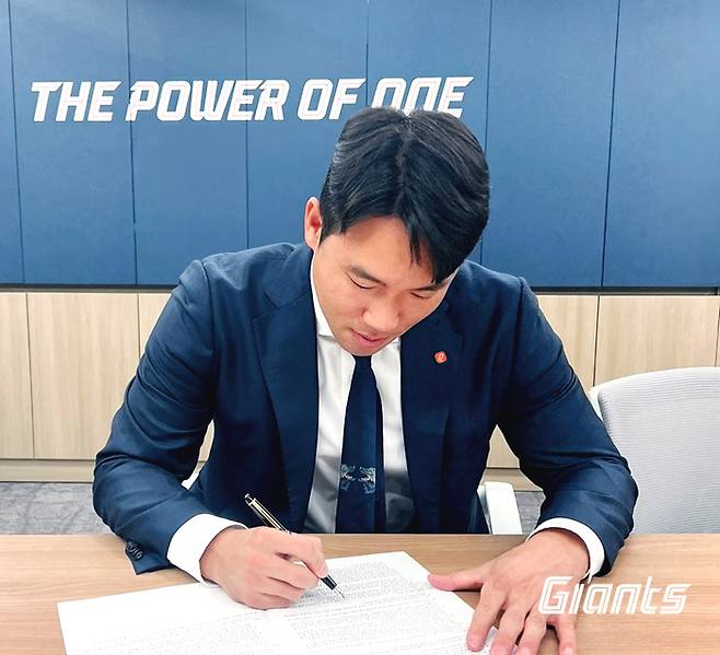 전준우가 2024년 KBO리그 1호 FA 계약서 중 신구장에 1억원을 기탁하는 인센티브에 서명하고 있다. 사진제공 | 롯데 자이언츠