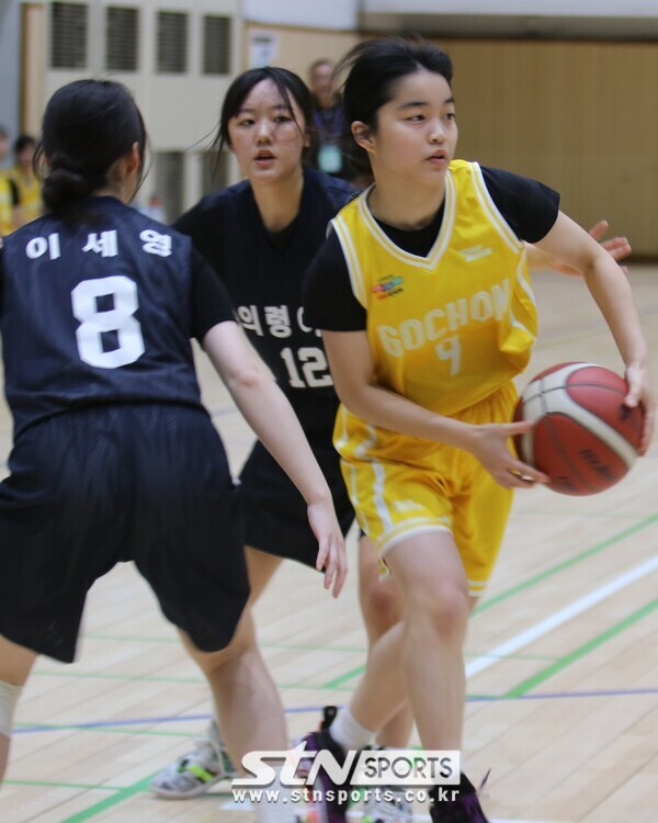 20일 경북 상주에 위치한 상주실내체육관 구관에서 '제16회 전국학교스포츠클럽 축전' 남녀 초중고 결승전 경기가 열렸다. 여자 고등부 경기 고촌고-경남 의령여고가 치열한 승부를 펼쳤다. 사진(상주)┃STN스포츠