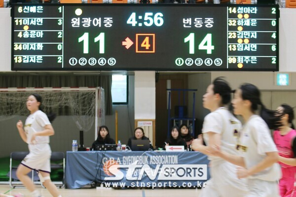 20일 경북 상주에 위치한 상주실내체육관 구관에서 '제16회 전국학교스포츠클럽 축전' 남녀 초중고 결승전 경기가 열렸다. 여자 중등부 전북 원광여중-서울 번동중이 치열한 경기를 펼치고 있다. 사진(상주)┃STN스포츠