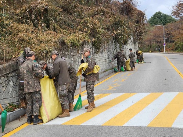 육군 제5799부대 겨울맞이 쓰담데이 환경정화 활동 모습(사진제공=남양주시청)
