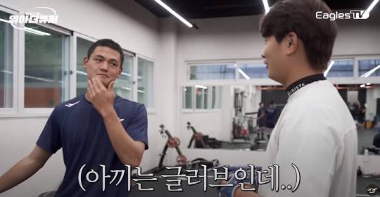 한화이글스 김서현(사진 왼쪽)이 KIA타이거즈 조대현에게 자신의 글러브를 선물하고 있다. 사진=한화이글스 유튜브 영상 캡처