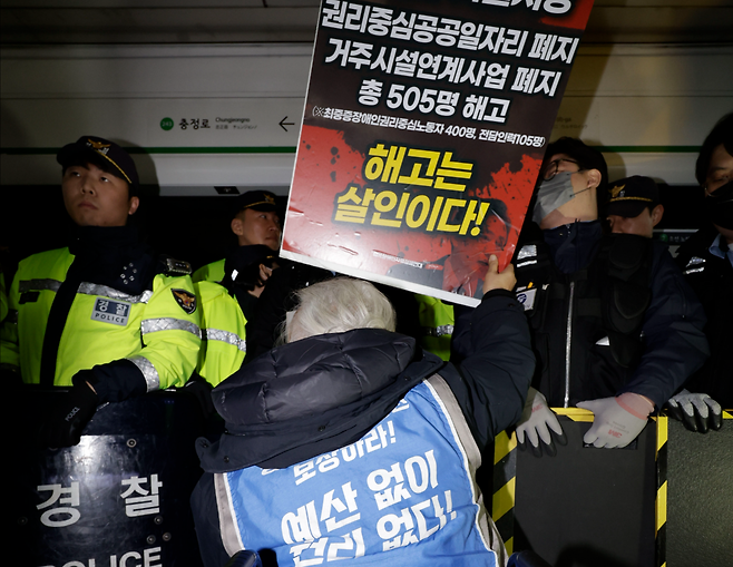 전국장애인차별철폐연대 박경석 대표가 20일 서울 지하철 시청역에서 정부의 장애인 이동권 포함 증액 예산안 반영을 촉구하며 지하철 탑승 시위를 하려고 하자 경찰과 철도 관계자들이 불법집회로 규정하고 열차 탑승을 막고 있다. 뉴시스