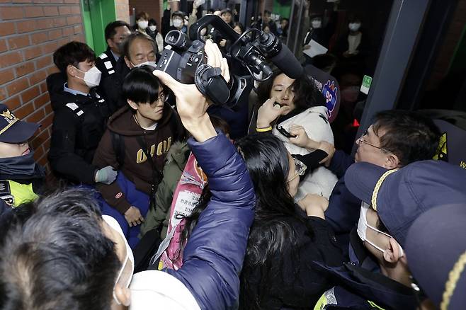 전국장애인차별철폐연대가 20일 서울 지하철 시청역에서 정부의 장애인 이동권 포함 증액 예산안 반영 촉구 ‘출근길 지하철 시위’를 진행했다. 경찰이 전장연에 대해 철도안전법, 집시법 위반으로 채증 등을 실시하자 양측 간 충돌이 발생하고 있다. 뉴시스