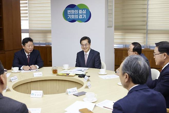 김동연 경기도지사가 20일 오후 경기도 북부청사에서 경기북부 5개 시장.군수와 면담하고 있다. 경기도 제공