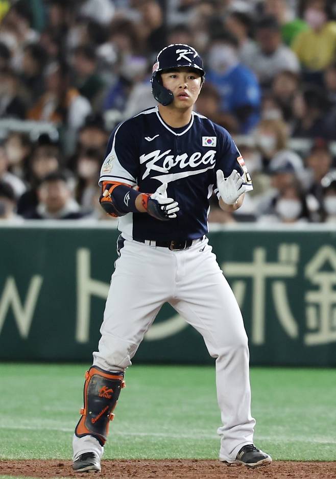 (도쿄(일본)=뉴스1) 이재명 기자 = 19일 오후 일본 도쿄돔에서 열린 '2023 아시아프로야구챔피언십(APBC)' 결승전 대한민국과 일본의 경기 1회말 2사 1루 상황, 대한민국 문현빈이 안타를 친 후 손뼉을 치고 있다. 2023.11.19/뉴스1 /사진=뉴스1화상