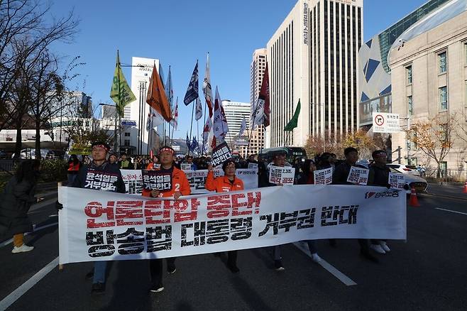 전국민주노동조합총연맹 조합원들이 20일 오후 서울 종로구 광화문 네거리에서 열린 ‘노조법·방송법 즉각 공포! 거부권 저지! 민주노총 총파업·총력투쟁대회’를 마치고 용산 대통령실을 향해 행진하고 있다. 강창광 선임기자 chang@hani.co.kr