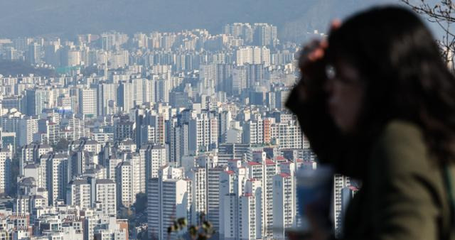 14일 서울 남산에서 바라본 아파트 단지. 뉴스1