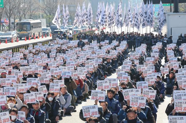 전국택배노동조합 조합원들이 20일 오후 서울 종로구 세종대로에서 열린 11.20 하루 전면 파업 및 전국택배노동자대회에서 구호를 외치고 있다. 이들은 노조법 개정안 즉각 공포, 택배 노동자 처우 개선 등을 촉구했다. 뉴스1