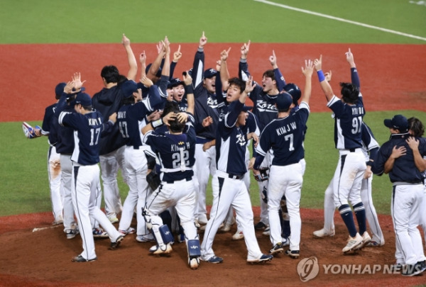 스포츠를 넘어 정치, 사회, 경제 각 영역에서 주로 리더들이 원팀을 말한다. 정작 그 하나(one)가 무엇인지 대부분 모호하다. 넘쳐나는 원팀 스토리가 혹시 ‘답정너’ 아닌지 살필 때다. 사진은 항저우 아시안 게임 야구 대표팀으로, 칼럼 내용과 관련 없음. 사진=연합뉴스