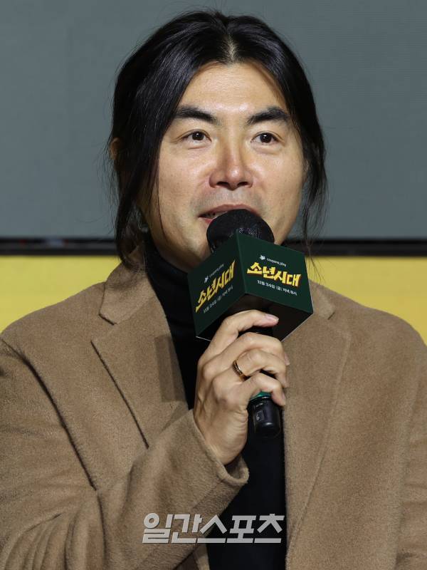 이명우 감독이 20일 오전 서울 강남구 조선 팰리스 서울 강남에서 열린 쿠팡플레이 시리즈 '소년시대' 제작발표회에 참석해 인사말을 하고 있다. '소년시대'는 1989년 충청남도, 안 맞고 사는 게 일생 일대의 목표인 온양 찌질이 병태가 하루아침에 부여 짱으로 둔갑하면서 벌어지는 이야기로 오는 24일 공개. 서병수 기자 qudtn@edaily.co.kr