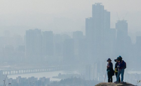 지난 2일 오후 서울 인왕산 정상 너머로 도심이 미세먼지와 안개에 가려져 있다. 연합뉴스