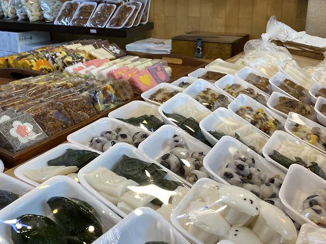 An array of rice cakes are on display at Nakwon Tteok House. (Hwang Joo-young/The Korea Herald)