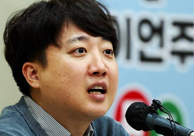 국민의힘 이준석 전 대표가 19일 오후 광주 서구 김대중컨벤션센터에서 열린 'x세대와 MZ세대 정치 고수가 만나 정치혁신과 미래 비전을 논하다' 토크콘서트에서 발언하고 있다. 연합뉴스