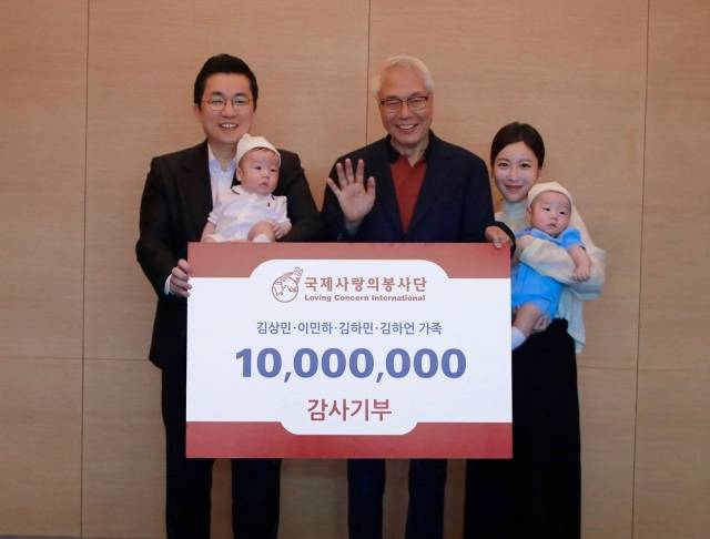 성우 이민하씨가 남편 김상민 이롬 부회장, 쌍둥이 두 아들과 함께 국제사랑의봉사단에 출산 기념 기부를 한 모습. 이민하씨 제공