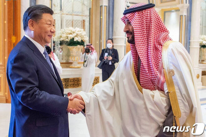 시진핑 중국 국가주석(왼쪽)이 2022년 12월 9일(현지시간) 사우디아라비아 리야드에서 열린 중국-GCC(걸프협력회의) 정상회의서 무함마드 빈 살만 왕세자와 악수를 하고 있다.  /AFPBBNews=뉴스1