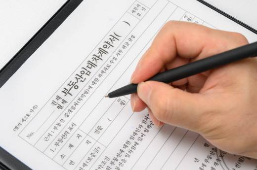 임대차계약 기간 도중 부동산 매매로 집주인이 바뀌는 경우 법률 전문가들은 세입자에게 동의나 통보 없이 매매가 이뤄지는 것을 주의해야 한다고 경고했다./사진=이미지투데이