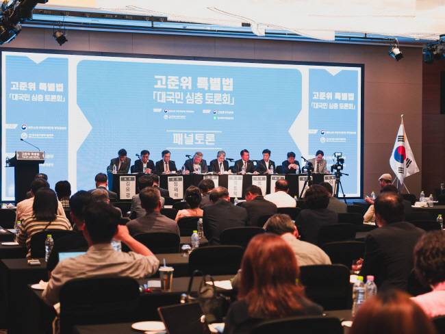 지난 8월 서울 영등포구에서 개최된 ‘고준위 특별법 대국민 심층 토론회’에 참석한 패널들이 고준위 방사성폐기물 관리 특별법 통과 필요성에 대해 토론하고 있다.  한국원자력환경공단 제공