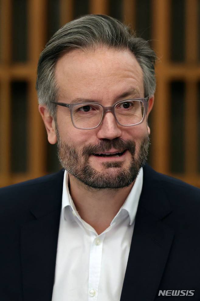 [서울=뉴시스] 박진희 기자 = 막시밀리안 메르클레(Maximilian Merkle) 베를린 필하모닉 미디어 대표가 지난 17일 서울 강남구 오드 포트에서 인터뷰 하고 있다. 2023.11.20. pak7130@newsis.com