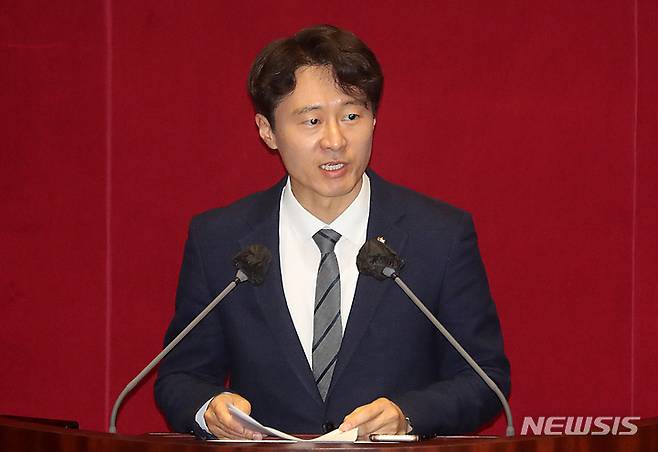 [서울=뉴시스] 이영환 기자 = 이탄희 더불어민주당 의원이 10일 오후 서울 여의도 국회 본회의장에서 열린 제405회국회(임시회) 제1차 국회의원 선거제도 개선에 관한 결의안 심사를 위한 전원위원회에서 발언을 하고 있다. 2023.04.10. 20hwan@newsis.com