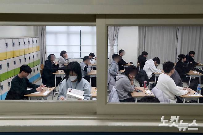 2024학년도 대학수학능력시험이 치러진 16일 서울 용산고등학교에서 수험생들이 시험을 준비하고 있다. 사진공동취재단