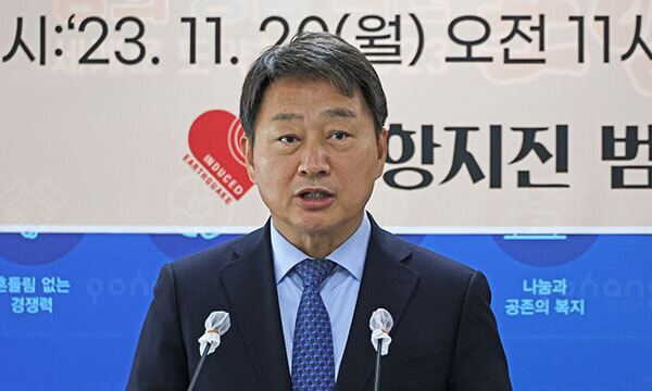 포항지진 손해배상 소송을 주도한 포항지진범시민대책본부(범대본)의 모성은 공동대표가 20일 경북 포항시청에서 기자회견을 하고 있다. 연합뉴스