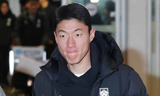 대한민국 축구 국가대표팀 황의조가 지난 19일 2026 FIFA 북중미 월드컵 아시아 지역 2차 예선 C조 조별리그 2차전 중국과의 경기를 치르기 위해 인천국제공항을 통해 출국하고 있다. 뉴스1