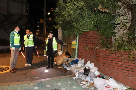 오언석(왼쪽) 서울 도봉구청장이 지난 14일 야간 순찰을 하던 중 쓰레기로 더럽혀진 골목길을 찾아 현장 상황을 확인하고 있다. 도봉구 제공