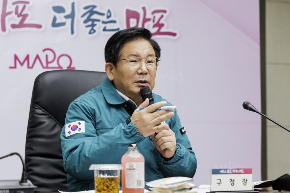 박강수 서울 마포구청장이 20일 ‘2023 겨울철 종합대책 보고회’를 주재하고 있다. 2023.11.20 마포구 제공