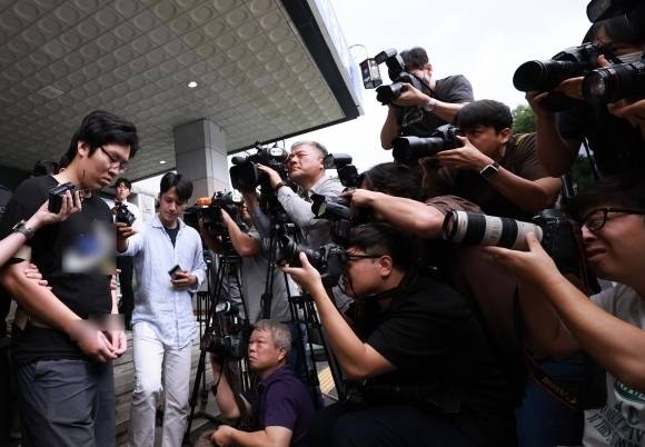 ‘신림동 등산로 성폭행 살인 사건’ 피의자 최윤종이 25일 오전 서울 관악경찰서에서 검찰로 송치되며 호송차로 향하고 있다. 연합뉴스