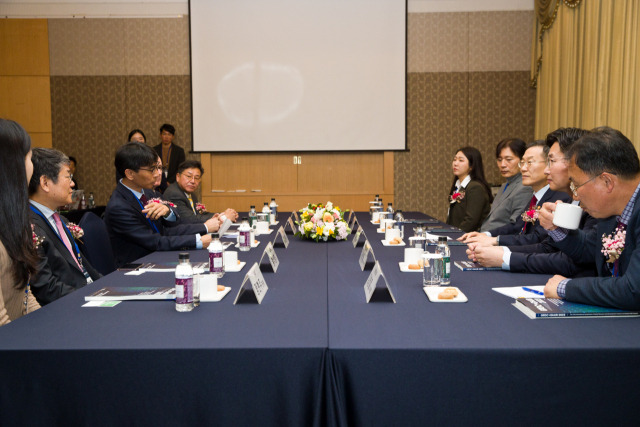 이종호(오른쪽 세 번째) 과학기술정보통신부 장관이 20일 서울 강남구 삼정호텔에서 열린 '2023년 해외우수연구기관 국제공동연구 심포지엄'에서 김해원(왼쪽 세 번째) 단국대 교수 등 국내외 석학들과 글로벌 R&D 혁신을 주제로 간담회를 하고 있다. 사진 제공=과학기술정보통신부