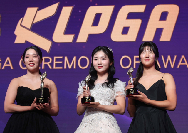 다승왕 임진희(왼쪽부터), 3관왕 이예원, 신인상 김민별이 20일 2023 KLPGA 대상 시상식에서 트로피를 들고 포즈를 취하고 있다. 이호재 기자