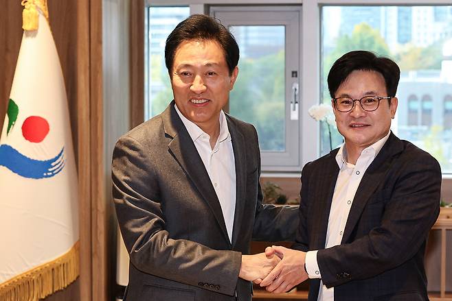 11월6일 오세훈 서울시장(왼쪽)과 김병수 김포시장이 서울시 편입 방안 등을 논의하기 위해 만났다. ⓒ연합뉴스