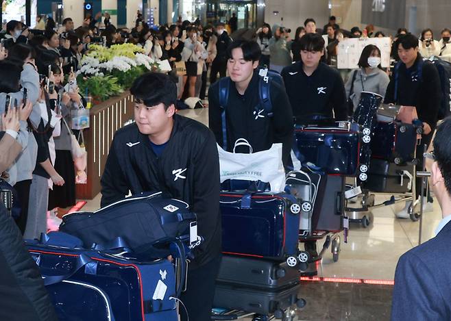 아시아프로야구챔피언십(APBC)에서 준우승을 차지한 야구 대표팀 선수들이 20일 김포국제공항을 통해 귀국해 마중 나온 팬들의 환영을 받으며 이동하고 있다. 연합뉴스