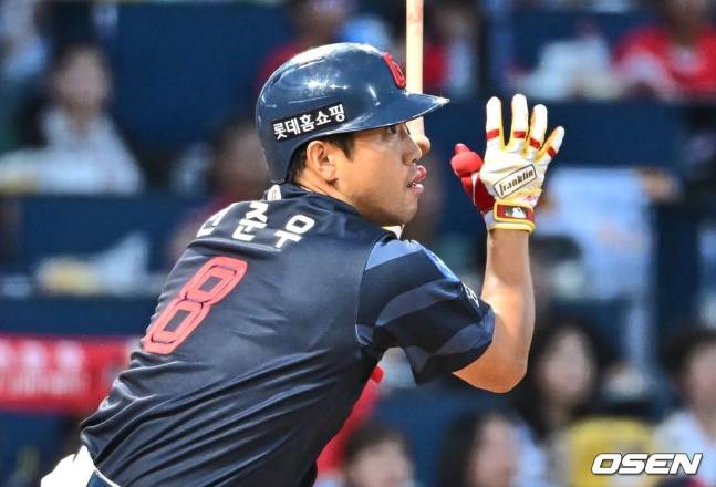 롯데 전준우의 타격 모습.