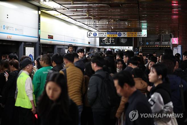 서울지하철 파업 1일차, 퇴근길 풍경 (서울=연합뉴스) 임화영 기자 = 서울교통공사 노조가 파업에 돌입한 9일 오후 서울역에서 퇴근길에 오른 시민들이 열차를 기다리고 있다. 
    노조는 전날 임금·단체협약 협상이 결렬됨에 따라 이날 주간근무(오전 9시)부터 10일 야간근무(오후 6시) 전까지 파업에 들어간다. 2023.11.9 hwayoung7@yna.co.kr