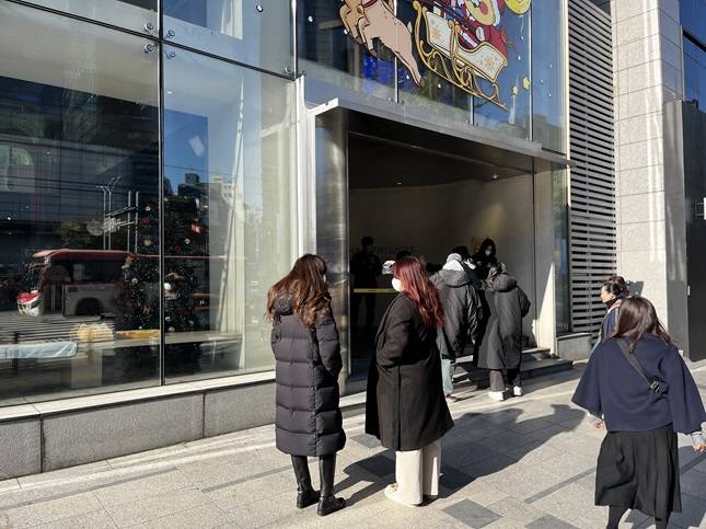 지난 20일 오전 서울 서초구 카카오프렌즈 강남플래그십 스토어 입구. 사람들이 쌀쌀한 날씨 속에서도 카카오 인기 이모티콘인 '무뇽이', '트왈덕', '귀염뽀짝 곰됴리' 굿즈를 보기 위해 개장을 기다리고 있다./사진=비즈워치
