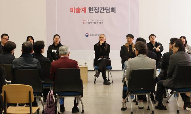 21일 오후 서울 종로구 국립현대미술관 서울관에서 열린 ‘문화체육관광부 미술계 현장 간담회’에서 유인촌 장관이 한 참석자의 발언을 듣고 있다(사진=연합뉴스).