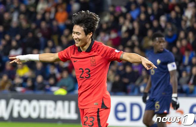 올림픽 축구 대표 정상빈이 20일 오후(현지시간) 프랑스 노르망디 지방의 항구도시 르아브르 ‘스타드 오세안(Stade Océane)’에서 열린 프랑스 21세 이하(U-21) 대표팀과 평가전에서 두번째 골을 성공 시킨 뒤 세리머니를 하고 있다. 3:0 한국 승. 2023.11.21/뉴스1 ⓒ News1 이준성 기자