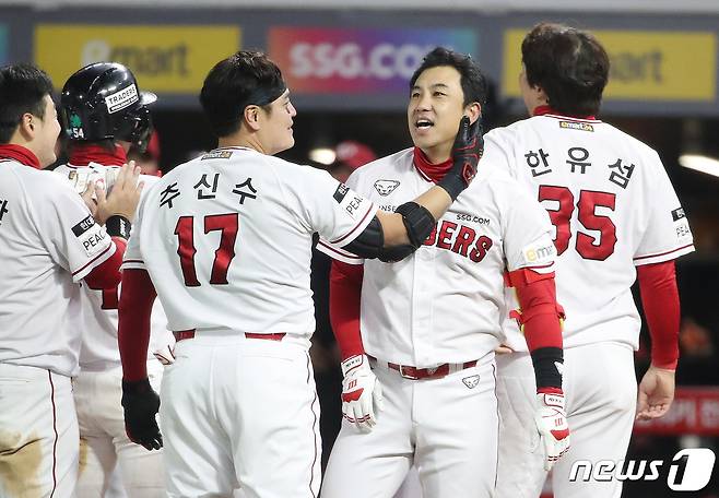 7일 오후 인천시 미추홀구 SSG 랜더스필드에서 열린 프로야구 '2022 신한은행 SOL KBO 포스트시즌' 한국시리즈 5차전 키움 히어로즈와 SSG 랜더스의 경기 9회말 무사 1,3루 상황 SSG 김강민이 키움 최원태를 상대로 끝내기 3점 홈런을 치고 추신수와 포옹을 나누고 있다. 2022.11.7/뉴스1 ⓒ News1 임세영 기자