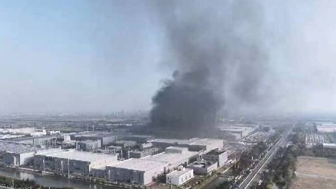 SK온 중국 옌청 배터리공장에서 화재가 발생했다. (출처 : MBC 보도 캡처)