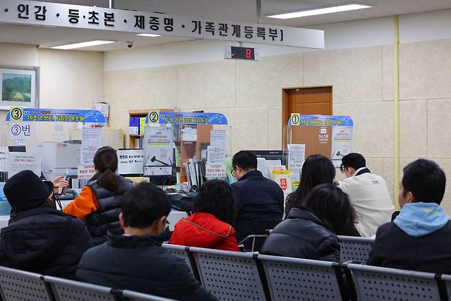 행정안전부가 전국 시군구·읍면동 주민센터에서 민원 서류발급 서비스를 재가동한다고 알린 20일 오전 서울 동작구 상도1동주민센터를 찾은 시민들이 순서를 기다리고 있다. 2023.11.20/연합뉴스