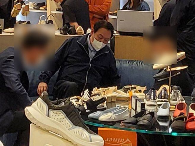 윤석열 대통령이 14일 서울 강남구 신세계 백화점 한 매장에서 신발을 신어보고 있다. /독자 제공