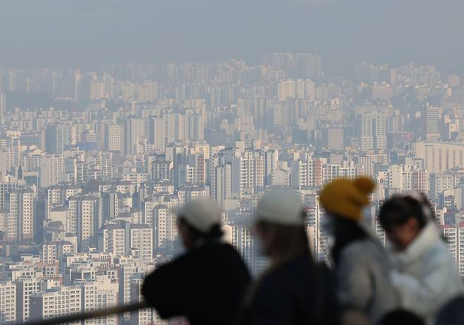 지난 19일 서울 남산에서 내려본 아파트 단지./연합뉴스