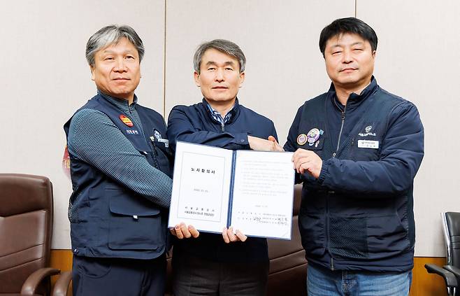 21일 오후 서울 성동구 서울교통공사 본사에서 열린 임금 단체협상 노사 본교섭에서 이양섭 서울교통공사통합노동조합 위원장(왼쪽부터), 백호 서울교통공사사장, 명순필 서울교통공사노동조합 위원장이 노사합의서에 서명을 한 후 기념촬영을 하고 있다. /뉴스1